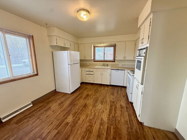 Building Photo - $1,000 off first months rent! Quick Move In! 3 bedroom, 1.5 Bath Home with attached garage in Lov...