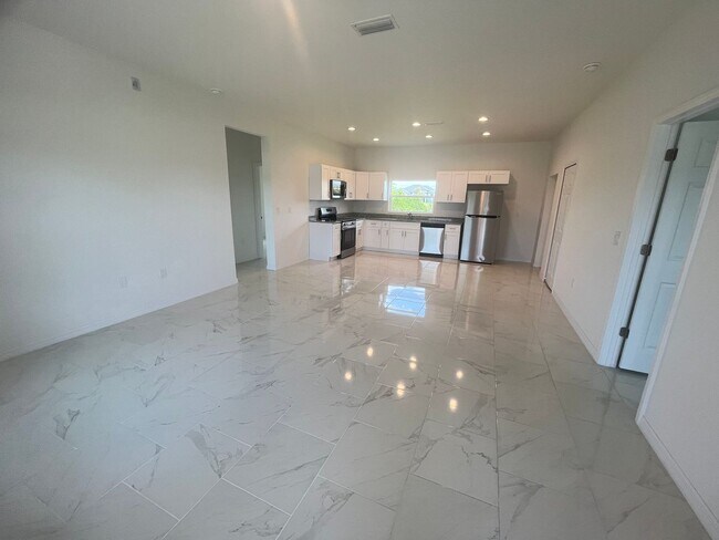 Building Photo - SPACIOUS 3Bd / 2Ba /1 C SINGLE FAMILY HOUSE AVAILABLE