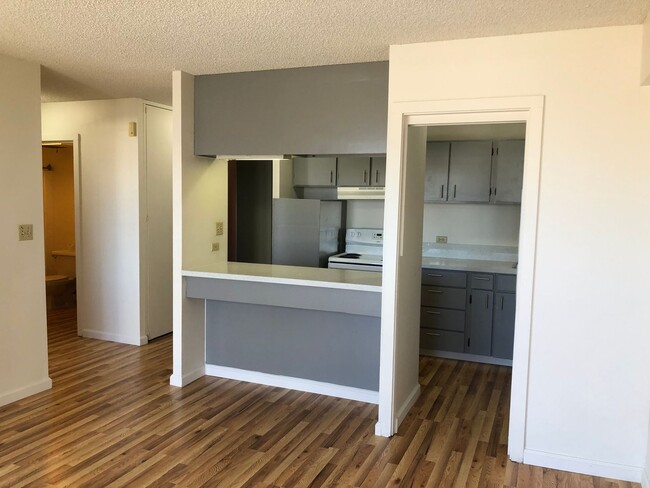 Building Photo - 2 bed, 1 bath, located on 4th floor. Inclu...