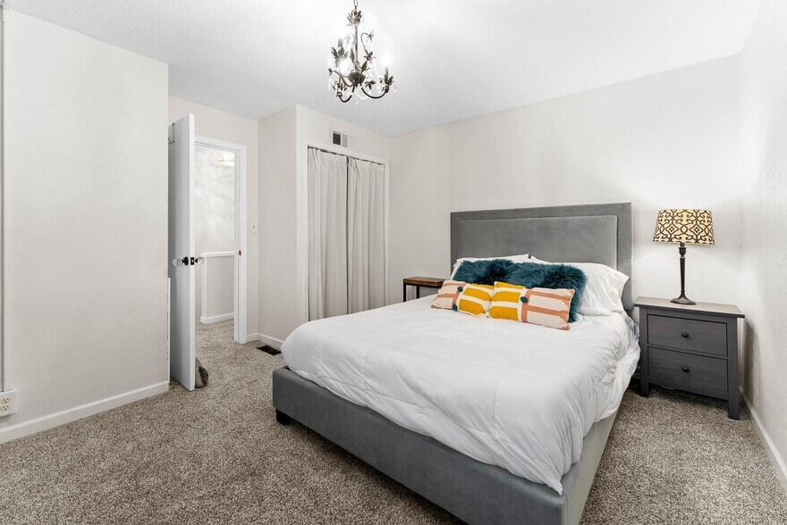 Building Photo - 1304 E Sylvan Cir