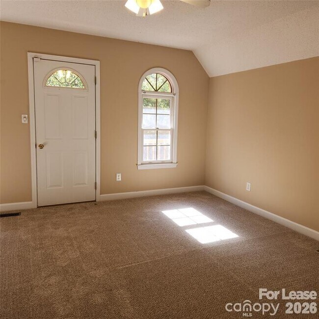 Building Photo - 208 Chuckwood Rd