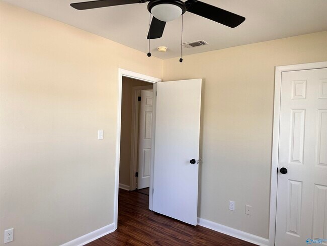 Building Photo - 14001 Sandhurst Dr SW