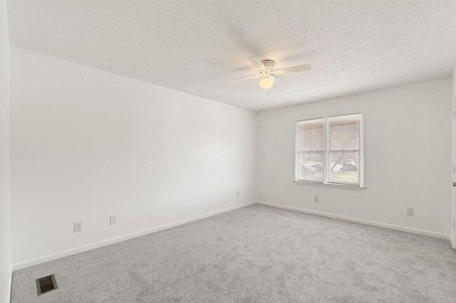 Building Photo - Updated 2-bedroom, 1.5-bath townhome in Winston-Salem