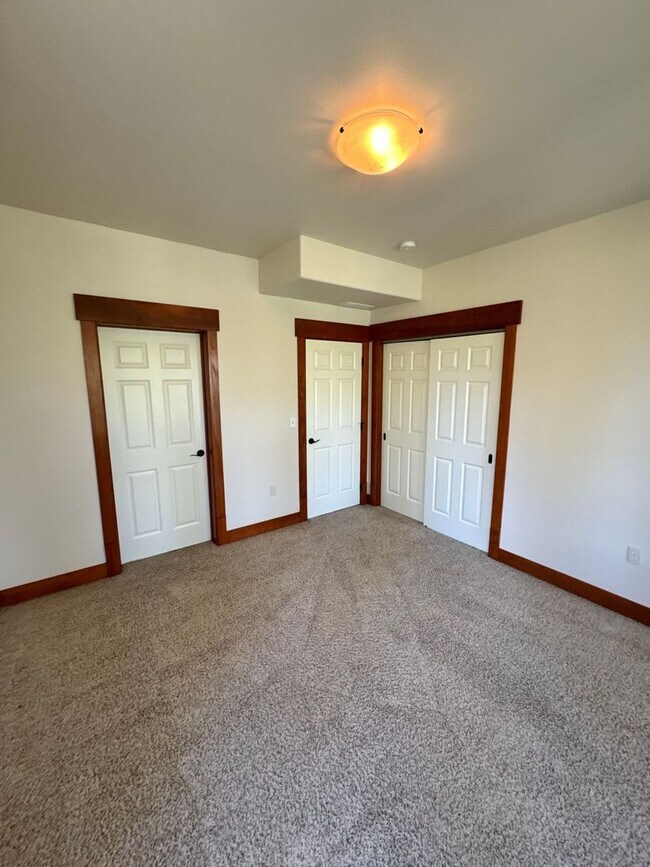 Building Photo - Stunning 4-Bedroom Home with Valley Views ...