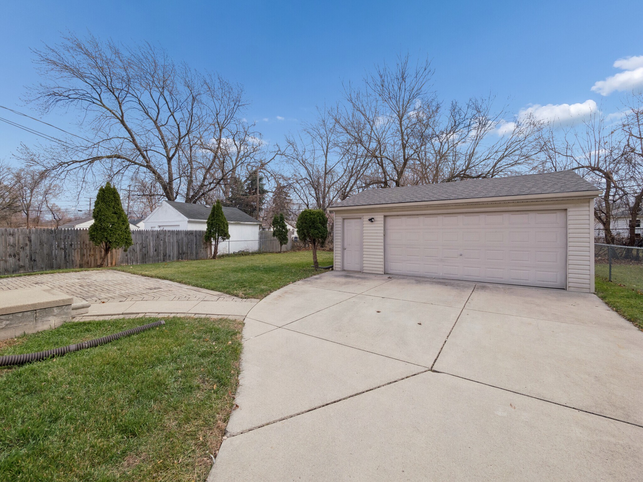 2.5 car garage - 8204 Toepfer Rd