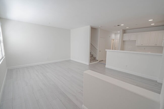 Building Photo - Creekside 3 Bedroom Townhome for Rent in V...