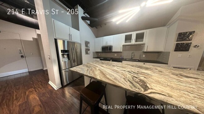 Building Photo - Modern Downtown Condo in the Heart of San ...