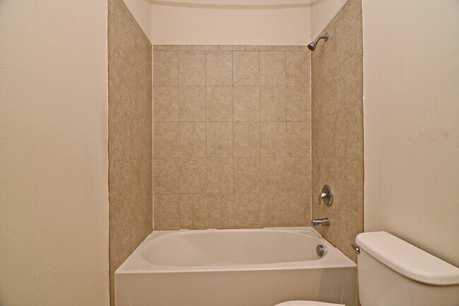 Building Photo - Lovely Town Home Available