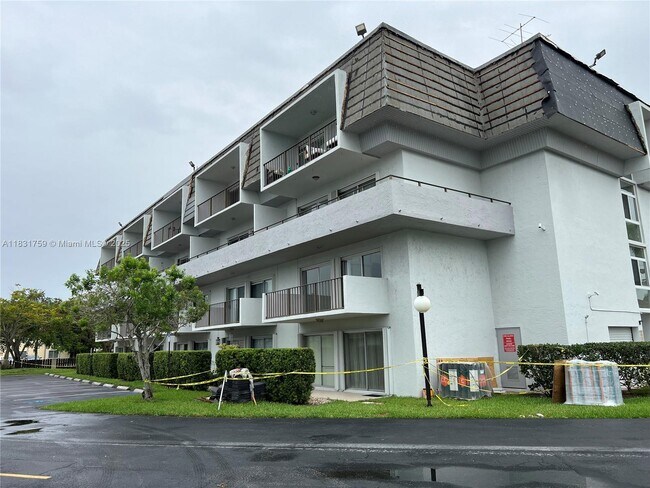 Building Photo - 8000 SW 81st Dr