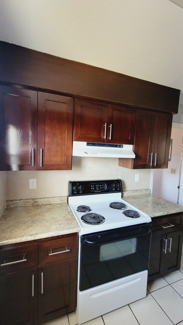 Building Photo - Adorable 2 bdrm, 2 bath apartment in West ...