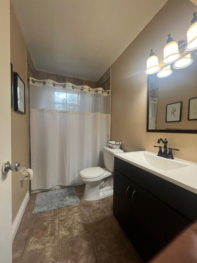 Building Photo - Fully Furnished 1-Bedroom Retreat in Windm...