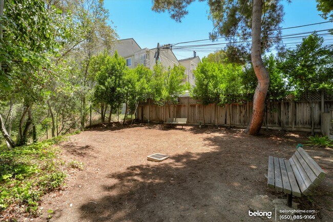 Building Photo - 905 Sunrose Ter