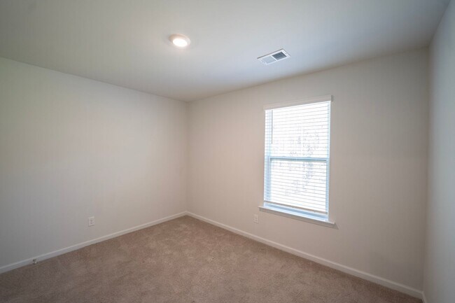 Building Photo - AVAILABLE NOW!