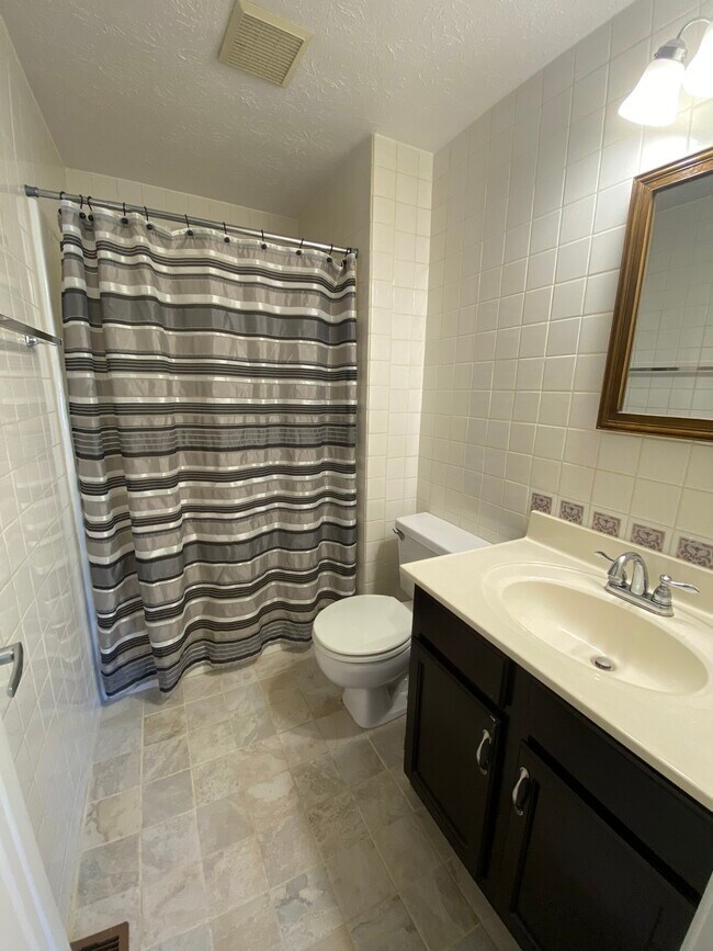 Master Bath w/ Shower - 2519 Hawthorne Dr