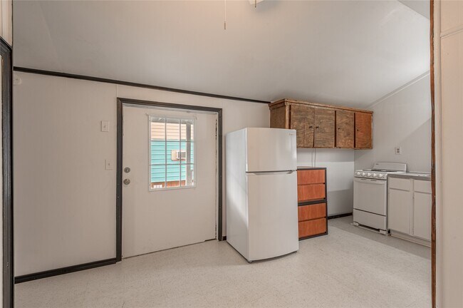 Building Photo - 128 Johnnie St