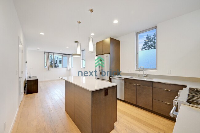 Building Photo - A beautiful 3 bed and 2 bathroom townhouse for rent