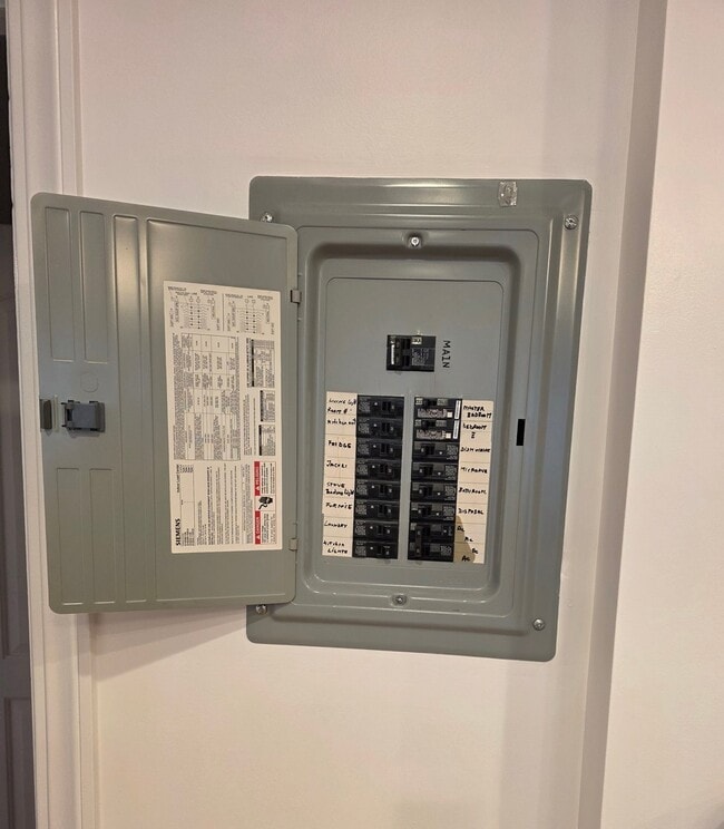 Building Photo - 2544 W Hollywood Ave