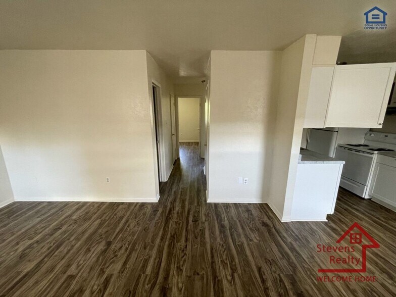 Building Photo - 1502 NW Kingsbury Ave