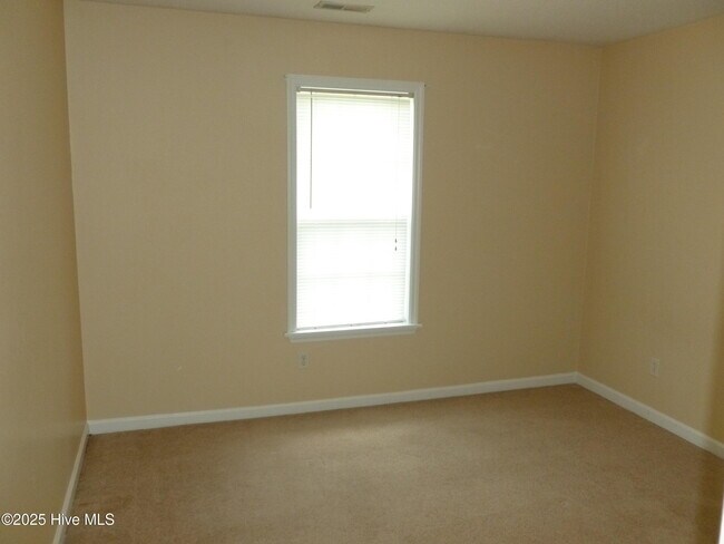 Building Photo - 302 Carlisle Ct