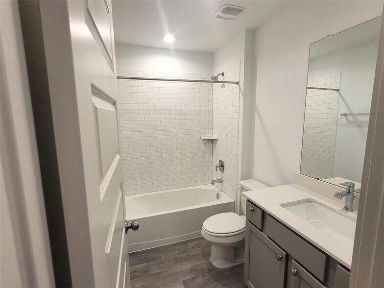 Building Photo - 1719 Maclane Ct
