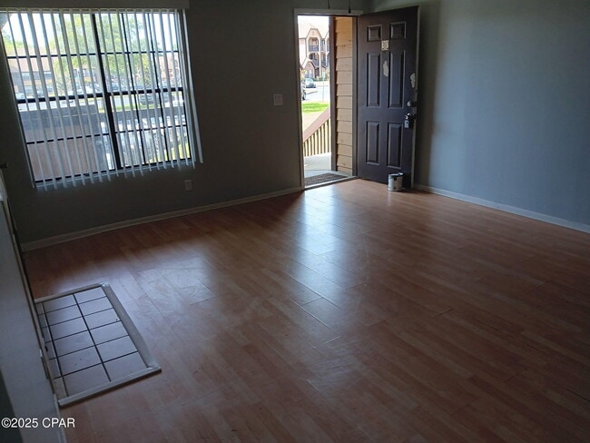 Building Photo - 300 Lakepointe Dr