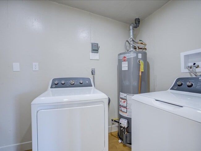 Building Photo - Fully Remodeled 3BR Home + Detached Bonus Room | Private Yard | Central A/C