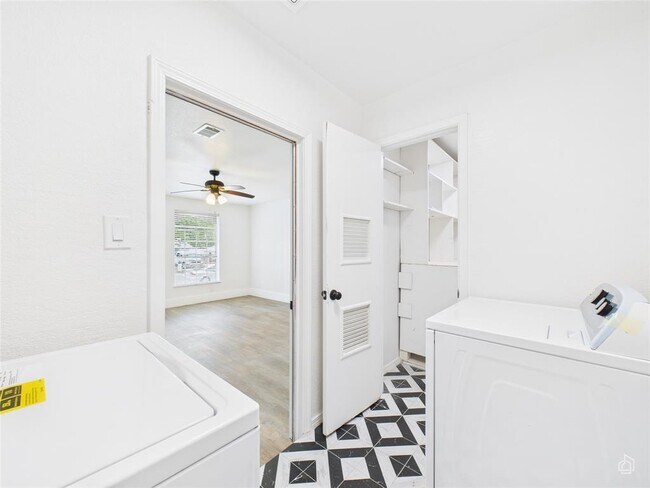 Building Photo - 5809 Glenhollow Path