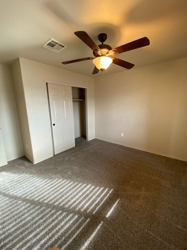 Building Photo - spacious 4 bedroom home in legends west