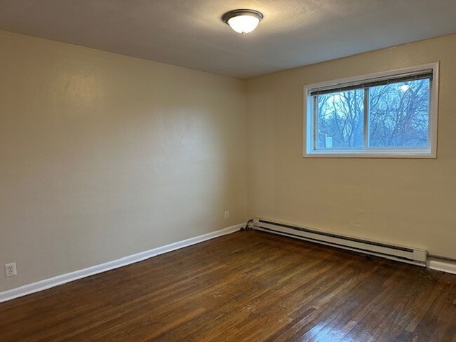 Building Photo - 2nd Flr 2 Bed 1 Bath Apt w/ Hardwood And T...