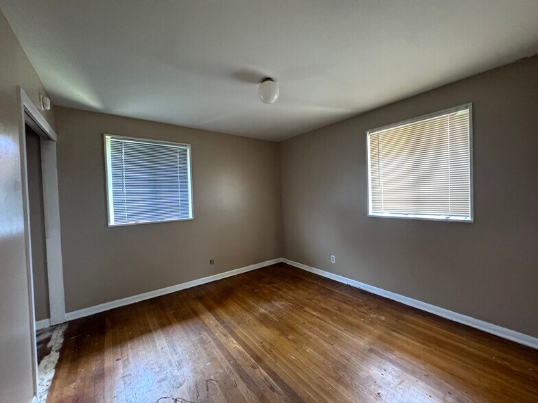 Building Photo - 2214 N Berkley Dr
