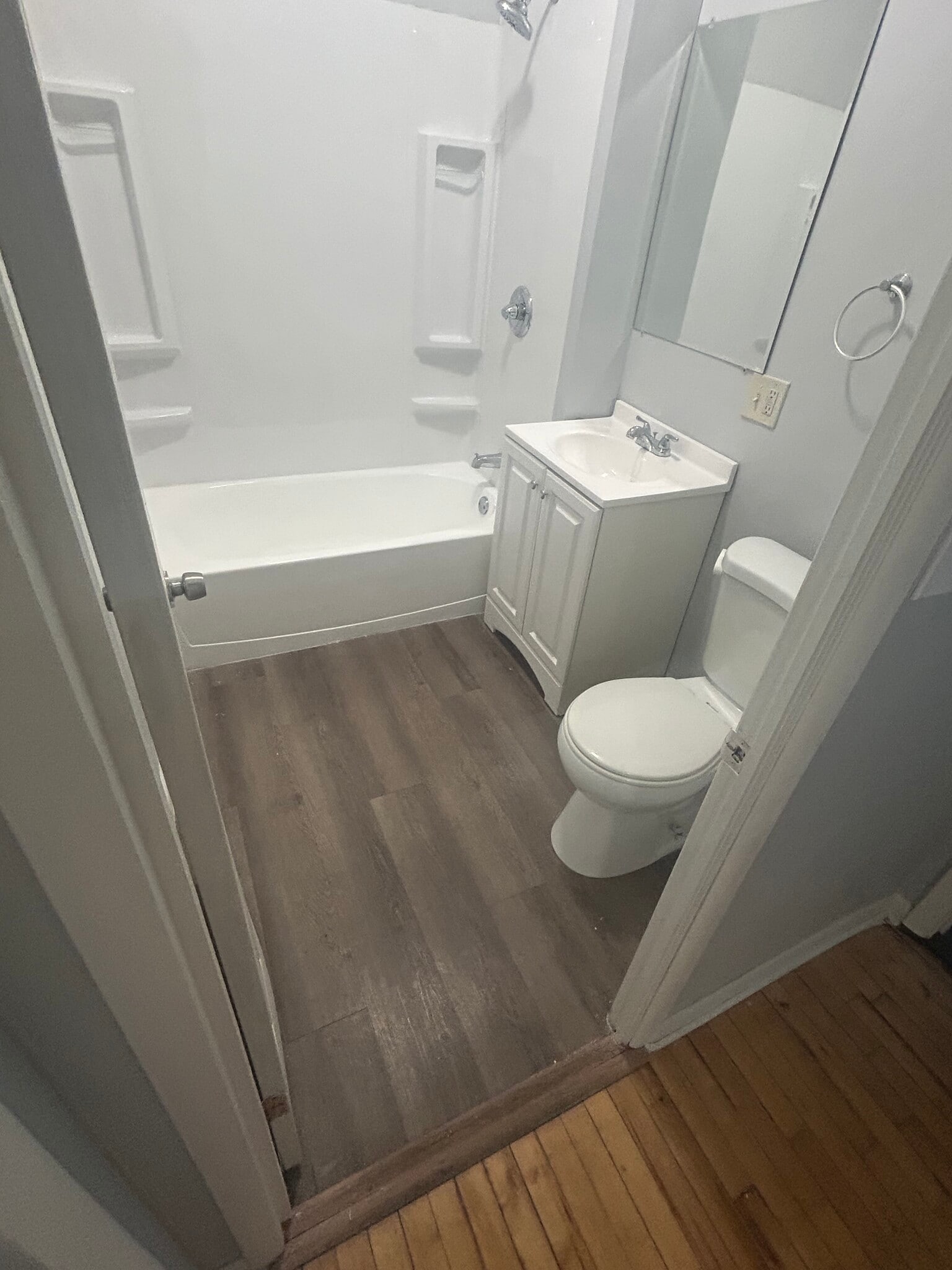 Bathroom - 40 Moulson St