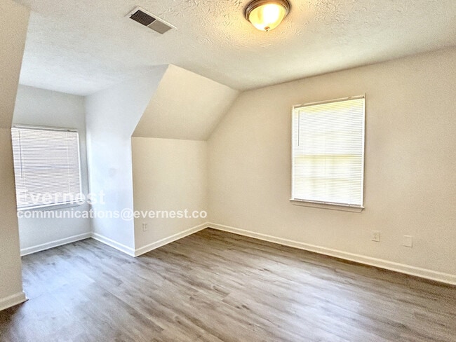Building Photo - 704 Wilkes Dr