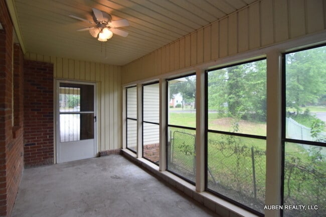Building Photo - 3 Bed/2 Bath w/ Bonus Room - Section 8 OK!