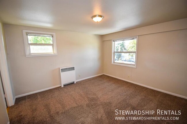 Building Photo - 1 Bedroom Apt - Walk to Campus!