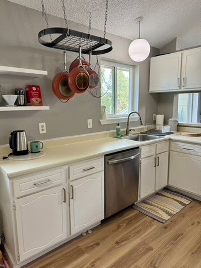 Building Photo - Large Two bedroom, Two Bath Furnished, all Inclusive mid term rental.