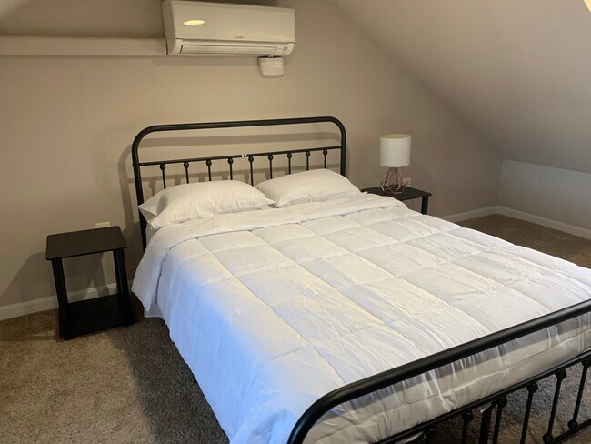 Building Photo - 1003 S Charles St