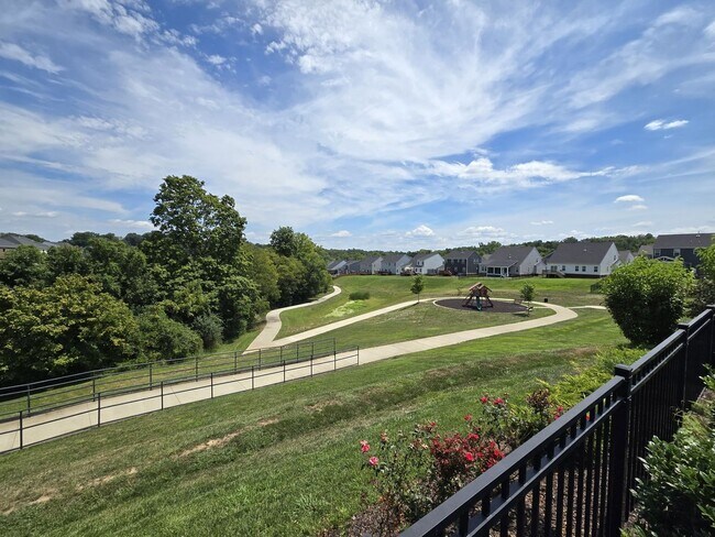 Building Photo - FOR LEASE - 3 bed, 2.5 bath, 1679 sqft townhome