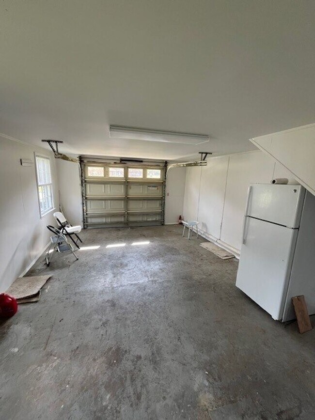 Building Photo - Recently updated 3 bedroom 2 bath home in King Grants