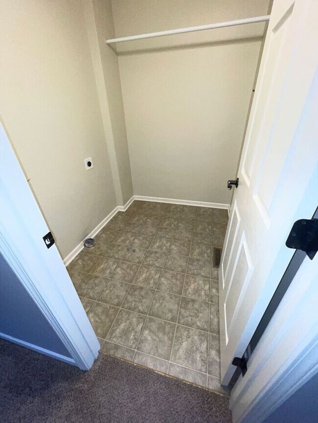 Building Photo - 5 Bedroom, 3 Bathroom California Split Sty...