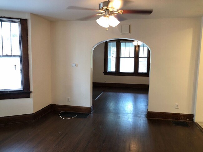 Building Photo - 335 E 19th Ave