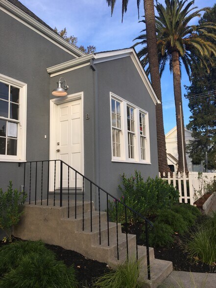 Private lower level entrance - 249 Kentucky St