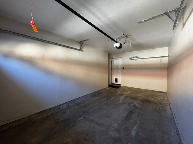 Building Photo - Ground floor spacious 2 Bedroom Condo near pool and gym