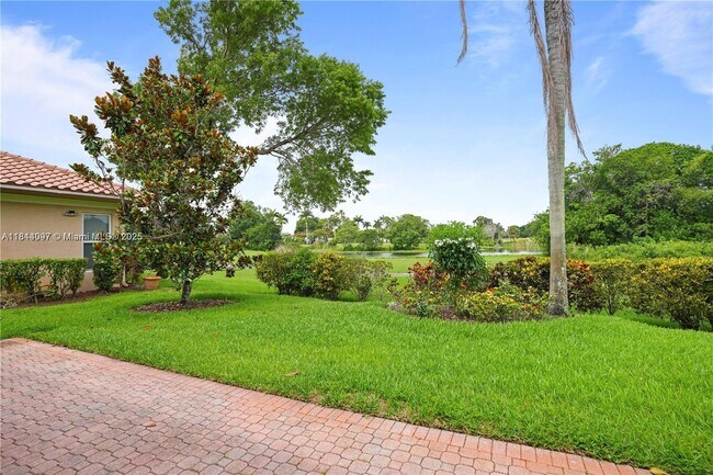 Building Photo - 720 Cypress Pointe Dr W