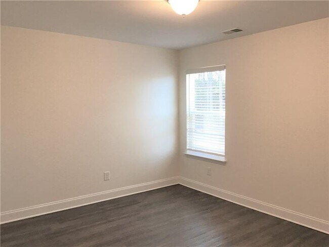 Building Photo - 174 Lindridge Dr NE