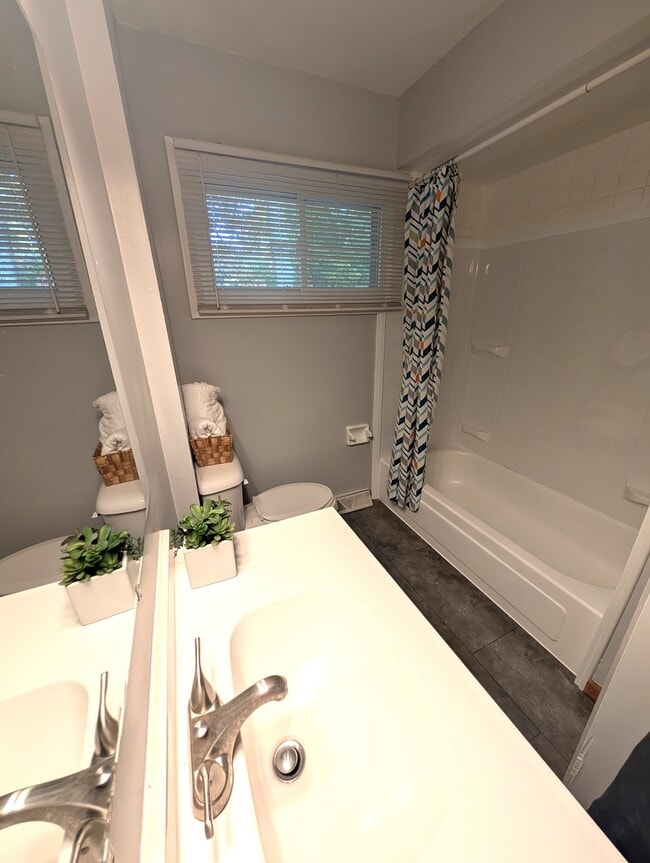 Building Photo - 501 S Francis St