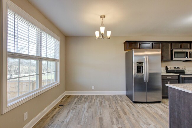 Building Photo - Fresh and Clean 3 bed 2 bath.  Sweet layout!