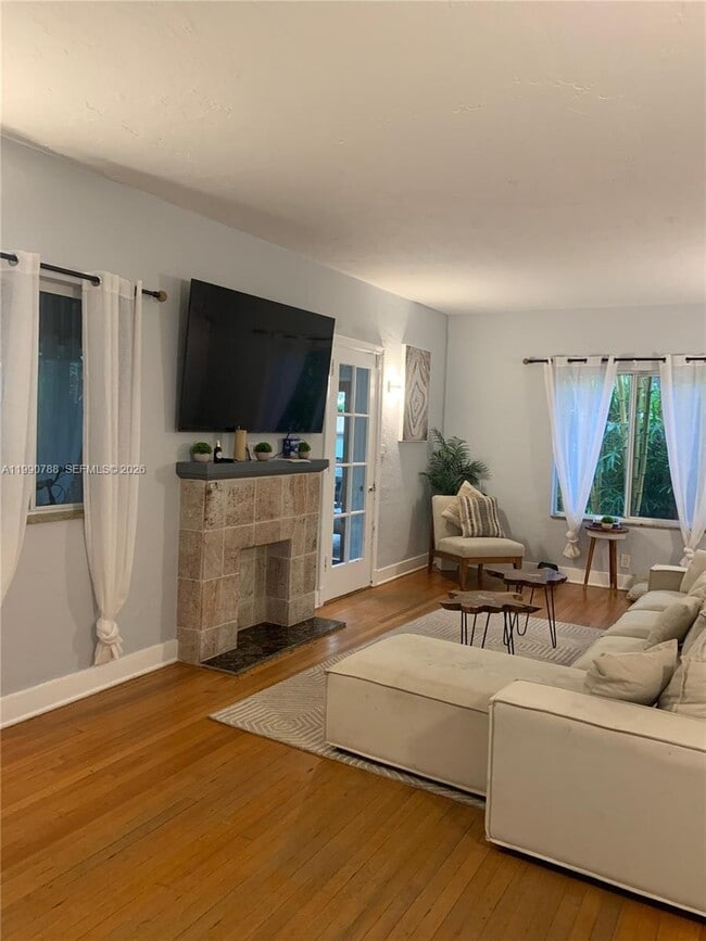 Building Photo - 329 W 28th St