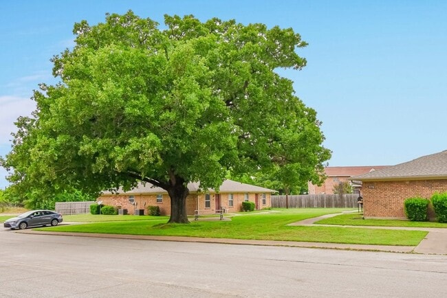 Building Photo - 100 Sunset St