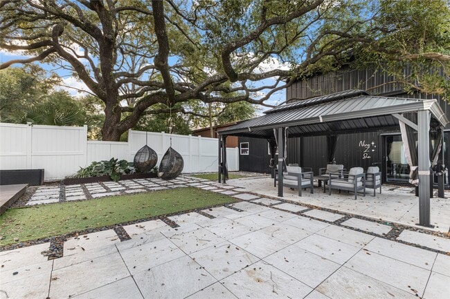 Building Photo - 315 W 9th St