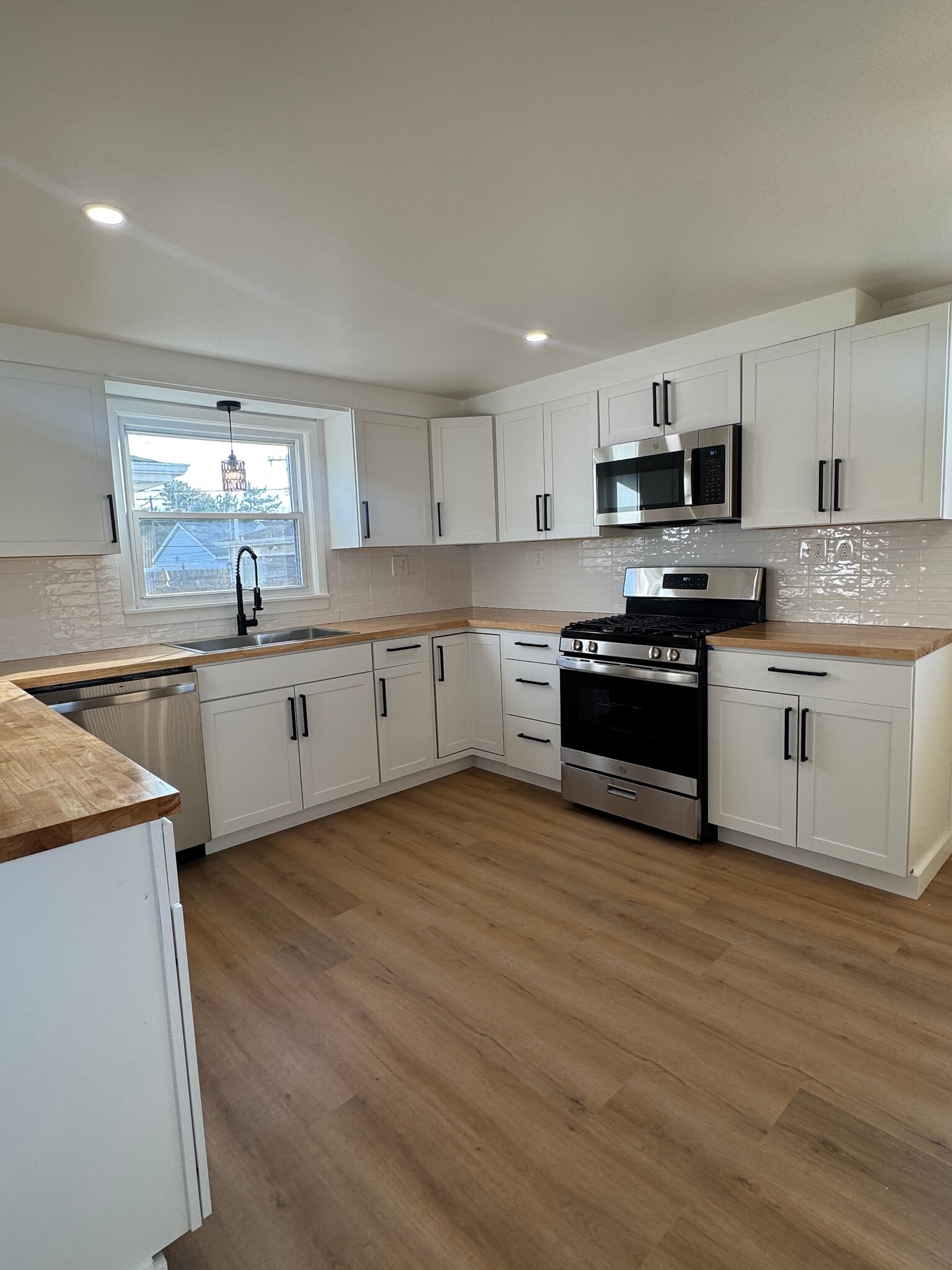 Kitchen - 249 Dunlop Ave